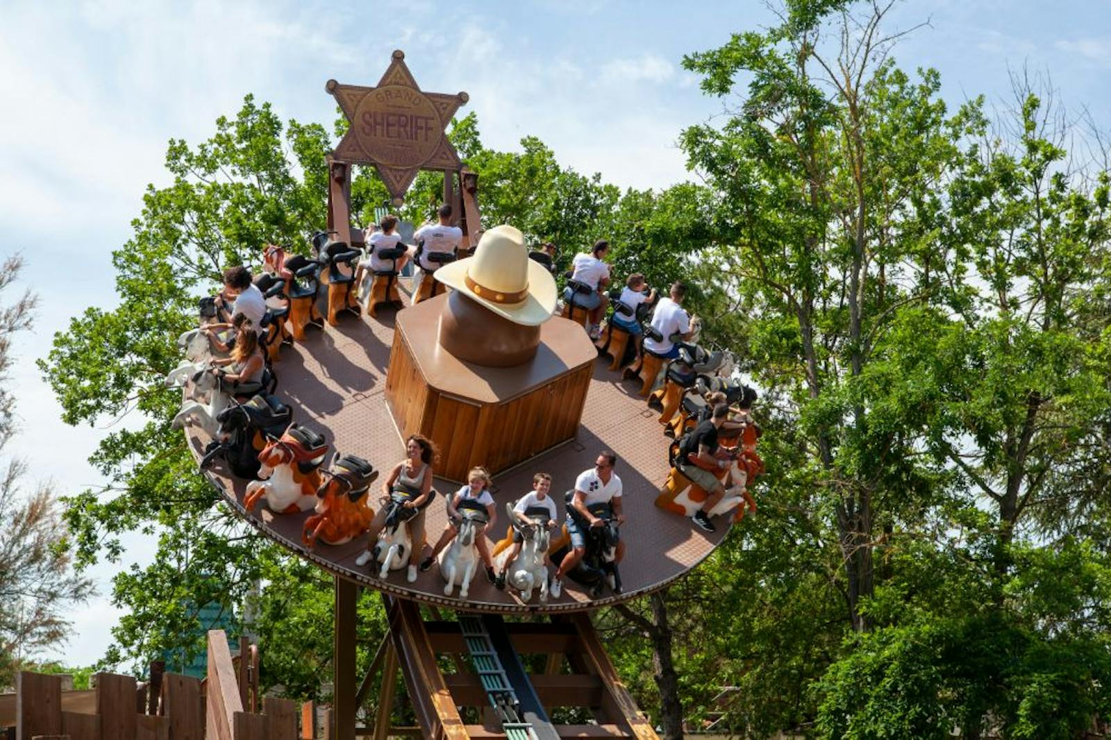 Manège western en rotation à Mirabilandia