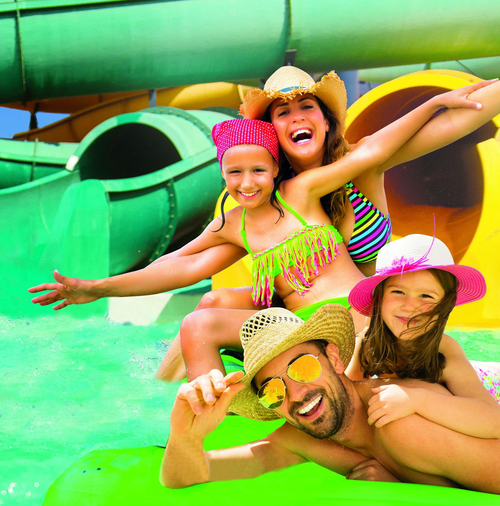 Famiglia felice su un'attrazione acquatica a Mirabilandia